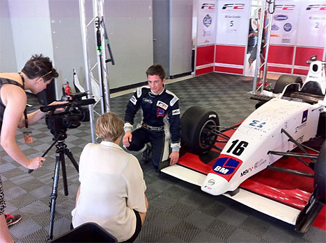 Mikkel Mac interviewes på Monza af journalister fra Dansk Metal
(Foto: Steffen Møller)